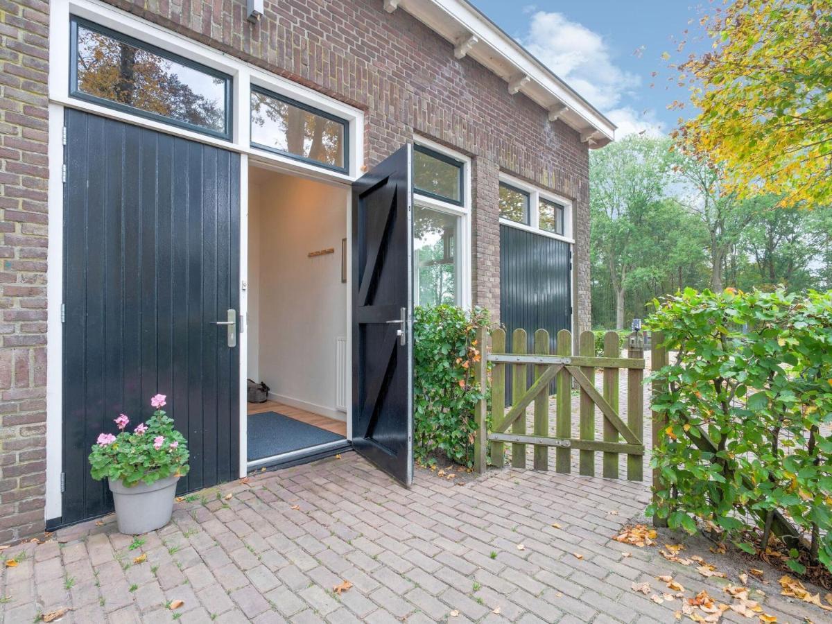 Cozy Holiday Home By The Canal In Dwingeloo Exterior photo